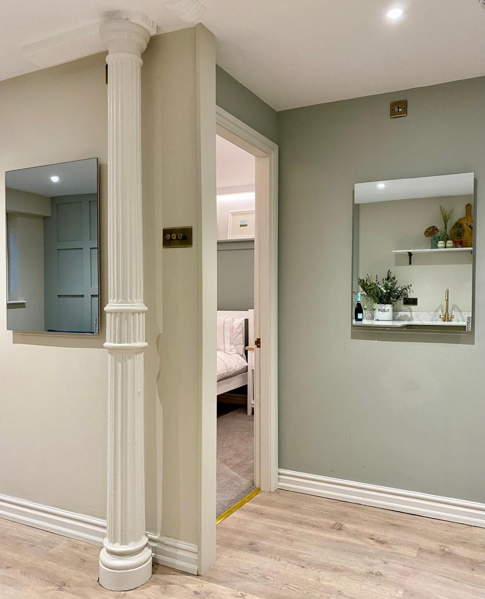 Victoria Bar Walls By Chateau Anna, Central York - Free Parking Bagian luar foto